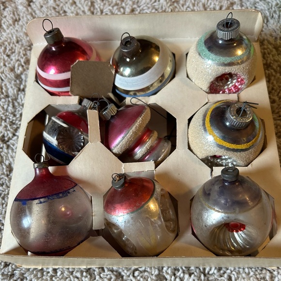 Box of vintage ornaments - Picture 15 of 15